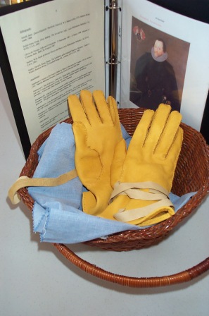 Gloves by Baronne Belphoebe de Givet
